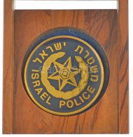 Izrael DN "Izraeli Rendőrség" Egyoldalas Műgyantás Fém Plakett Fa Dísztokban (54mm) T:2 A Plakett Ragasztása Elvált A To - Unclassified