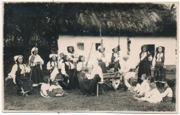 * T3/T4 Grid (Brassó, Brasov); Fonó Asszonyok / Folklore, Spinning Women. Foto Carmen Photo (ragasztónyomok / Gluemarks) - Unclassified