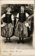 * T2/T3 1925 Izsa, Iza (Komárom, Komárno); Népviselet / Slovak Folklore. Photo (fa) - Non Classés