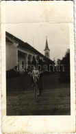 T3/T4 1934 Izsa, Iza (Komárom, Komárno); Református Templom, Kerékpáros Férfi / Calvinist Church, Man With Bicycle. Phot - Zonder Classificatie