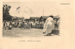 T2 Antananarivo, Tananarive; Au Zoma, Marche Aux Meubles / Furniture Market With Vendors - Non Classés