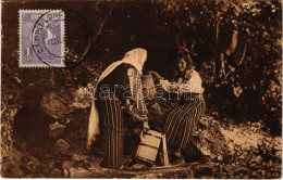 * T1/T2 Romania, Romanian Women In Folk Wear At The Well - Ohne Zuordnung