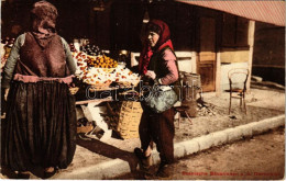 T2 Bosnische Bäuerinnen A.d. Obstmarkt / Bosnyák Nők A Gyümölcs Piacon / Bosnian Folklore, Fruit Market + "K.u.k. 30 Cm  - Non Classés