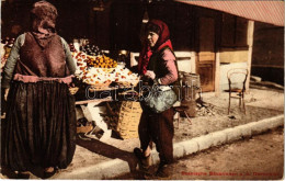 T2 Bosnische Bäuerinnen A.d. Obstmarkt / Bosnyák Nők A Gyümölcs Piacon / Bosnian Folklore, Fruit Market + "K.u.k. 30 Cm  - Unclassified