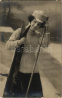 T2/T3 1910 Hölgy Síléccel, Téli Sport / Lady With Skis, Winter Sport, Photo (kopott Sarkak / Worn Corners) - Non Classificati