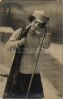 T2/T3 1910 Hölgy Síléccel, Téli Sport / Lady With Skis, Winter Sport, Photo (kopott Sarkak / Worn Corners) - Unclassified