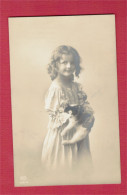 XB1094 JEUNE FILLE  FILLETTE , ENFANT, GIRL , FAMOUS CHILD MODEL CANDICE ASHTON WITH CAT, ANIMALS RPPC - Portraits