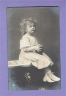 XB1095 JEUNE FILLE  FILLETTE , ENFANT, GIRL , FAMOUS CHILD MODEL CANDICE ASHTON VINTAGE TOYS PICTURE BOOK , BALL RPPC - Portraits