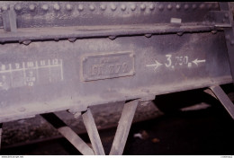 Photo Diapo Diapositive Slide Train Locomotive Plaque Wagon Goudron Ex PLM SR 372 à NANTES Le 21/01/1992 VOIR ZOOM - Diapositives