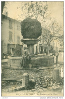 83 - Le Beausset, La Fontaine Et La Place - Le Beausset