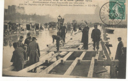 CPA,Th Inond.N°143,Paris ,La Grande Crue De La Seine Janvier 1910 ,Etablissement D'une Passerelle Aux Chevalets  .Ed.ND; - Überschwemmungen