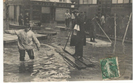 CPA,Th Inond.N°51351 ,Paris ,La Grande Crue De La Seine Janv. 1910 ,Un Laitier Sur Son Radeau , Rue De Bourgogne .Ed.ND; - Floods