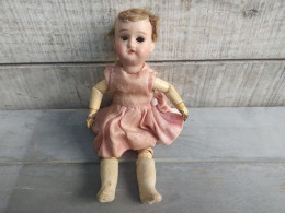 Ancienne Petite Poupée Tête Porcelaine Et Corps Carton Bouilli A Restaurer - Dolls