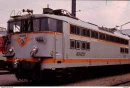 Photo Diapo Diapositive Slide Train Wagon Locomotive Electrique SNCF BB 8533 Le 07/02/1992 VOIR ZOOM - Diapositives