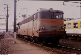 Photo Diapo Diapositive Slide Train Wagon Locomotive Electrique SNCF BB 25153 à THIONVILLE Le 22/02/1992 VOIR ZOOM - Diapositives