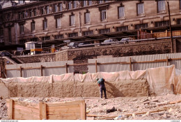 Photo Diapo Diapositive Slide Train Wagon Locomotive Travaux à PARIS GARE DE LYON Le 27/04/1992 VOIR ZOOM - Diapositives