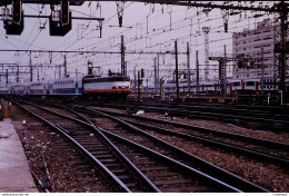 Photo Diapo Diapositive Slide Train Wagon Locomotive Et Rame Banlieue V2N à PARIS GARE DE LYON En 03/1993 VOIR ZOOM - Diapositives