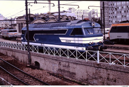 Photo Diapo Diapositive Slide Train Wagon Locomotive Diesel SNCF BB 67217 à PARIS GARE DE LYON En 03/1993 VOIR ZOOM - Diapositives