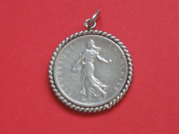 Joli Pendentif Avec Une Pièce De 1 Franc En Argent -Semeuse De 1916   ***** EN ACHAT IMMEDIAT *** - Hangers