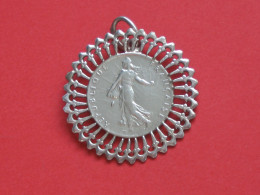 Joli Pendentif Avec Une Pièce De 50 Centimes En Argent - Semeuse De 1916   ***** EN ACHAT IMMEDIAT *** - Pendentifs