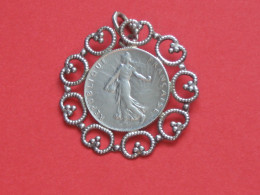 Joli Pendentif Avec Une Pièce De 50 Centimes En Argent - Semeuse De 1918   ***** EN ACHAT IMMEDIAT *** - Anhänger