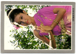 A Thai Girl In A Traditional Way Of Respect - Thaïlande