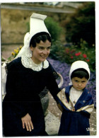 Folklore Du Poitou - La Coiffe Mothaise Et Le Bonnet Créchois - Poitou-Charentes