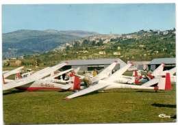 Fayence - Vue Générale Au Premier Plan Les Planeurs - Fayence