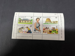 14-10-2023 (stamp) New Zealand - Mini-Sheet - 1974 - Queen Elizabeth II - Blokken & Velletjes