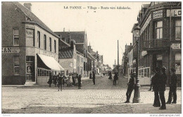 -LA PANNE-Village-Route De Adinkerke - Animée,groupe De Personnages,hôtel Du  Pélican, Arrèt Des Trams - Hotels & Restaurants