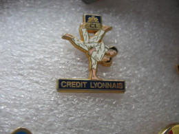 Pin's Combat De Judo Sponsorisé Par Le CL (Crédit Lyonnais) - Judo