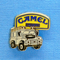 1 PIN'S //  ** RALLYE RAID " CAMEL TROPHY " 4X4 LAND ROVER ** . (Arthus Bertrand Paris) - Rallye