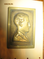 Plaque En Laiton Coulé Avec Pied - Effigie Du Roi Léopold III - Royauté - Poids  +/- 0,5 Kg - Dimensions : +/-11 X 17 Cm - Cobre