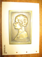 Plaque Laiton Coulé Avec Pied - Effigie De SM La Reine ASTRID - Royauté - Poids  +/- 0,5 Kg - Dimensions : +/-11 X 17 Cm - Coppers