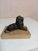 Statuette Lion En Régule Sur Support Marbre Longueur 10 Cm - Metaal