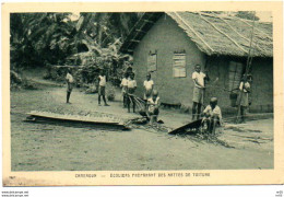 CAMEROUN ( Afrique ) - Ecoliers Preparant Des Nattes De Toiture - Cameroun