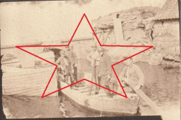 Photo 1914 OUDEKAPELLE (Diksmuide) - Soldats Belges Devant Le Pont De Grognie, Grogniebrug (A252, Ww1, Wk 1) - Diksmuide