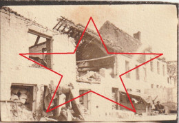 Photo 1916 OOSTKERKE (Diksmuide) - Soldats à L'abri Dans Les Ruines (A252, Ww1, Wk 1) - Diksmuide