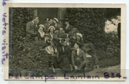 - Carte Photo, Groupe D'Adultes, Lieu à Déterminer, Devant Maison Ombragée, Belles Coiffes, Non écrite, TBE, Scans. - Photographs