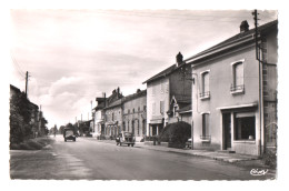 VINCEY (88) ROUTE NATIONALE. CAFE " BIERE De CHARMES " VOITURE 4cv RENAULT. - Vincey