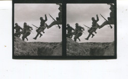 CARTE STEREO - SECONDE GUERRE - Des Fantassins Allemands Sautent Au Dessus D'une Tranchée En 1940 - Wehrmacht - Guerra, Militari