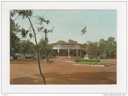 Burkina Faso Haute Volta Ouagadougou La Sous-Préfecture Personnages Vélos Voitures Peugeot - Burkina Faso