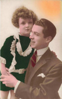 ENFANT - Petite Fille Et Son Père - Homme -  Robe Colorisé - Carte Postale Ancienne - Gruppi Di Bambini & Famiglie