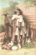ENFANT - Petite Fille Dans Un Enclos à Lapins - Lapins - Robe Blanche - Colorisé - Carte Postale Ancienne - Sonstige & Ohne Zuordnung