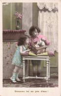 ENFANTS - Petites Filles - Donnons Lui Un Peu D'eau - Horloge - Colorisé - Carte Postale Ancienne - Portraits