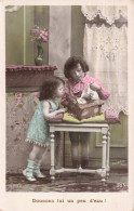 ENFANTS - Petites Filles - Donnons Lui Un Peu D'eau - Horloge - Colorisé - Carte Postale Ancienne - Ritratti