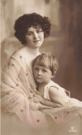 CARTE PHOTO - Mère Et Fille S'enlaçant - Robe à Pois Rouges - Colorisé - Carte Postale Ancienne - Photographie