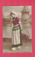 XB1101 JEUNE FILLE  FILLETTE , ENFANT, GIRL , FAMOUS CHILD MODEL KATHERINE &  ASHTON AS DUTCH GIRL WITH WOODEN SHOES RP - Portraits