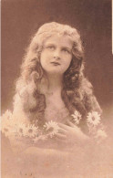 ENFANT - Petite Fille Aux Longs Cheveux Bouclés - Fleurs - Carte Postale Ancienne - Sonstige & Ohne Zuordnung