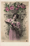 CARTE PHOTO - Femme Entourée De Roses -  Robe Rose - Fleurs - Colorisé - Carte Postale Ancienne - Photographs
